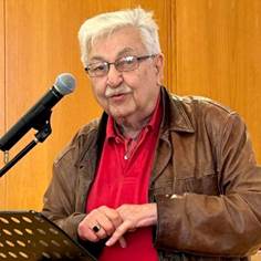Ein Bild, das Kleidung, Person, Mikrofon, Menschliches Gesicht enthlt.

Automatisch generierte Beschreibung