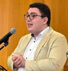 Ein Bild, das Kleidung, Mikrofon, Person, Menschliches Gesicht enthlt.

Automatisch generierte Beschreibung