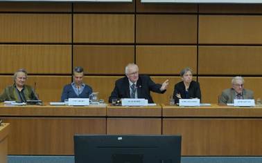 Ein Bild, das Im Haus, Konferenzsaal, Treffen, Management enthält.
KI-generierte Inhalte können fehlerhaft sein.