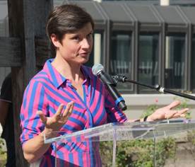 Ein Bild, das Person, Kleidung, draußen, Mikrofon enthält.
KI-generierte Inhalte können fehlerhaft sein.