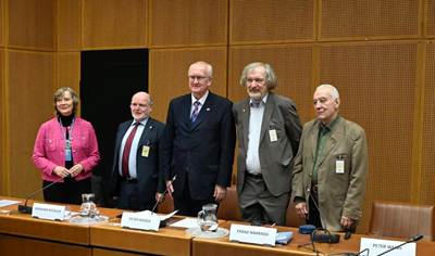 Keine Fotobeschreibung verfügbar.