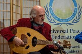 Ein Bild, das Text, Musik, Person, Gitarre enthlt.

Automatisch generierte Beschreibung