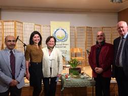 Ist mglicherweise ein Bild von 5 Personen und Personen, die stehen