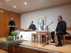 Ist mglicherweise ein Bild von 4 Personen, Personen, die sitzen, Personen, die stehen und Innenbereich