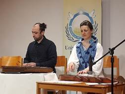 Ist mglicherweise ein Bild von 2 Personen, Personen, die stehen und Innenbereich
