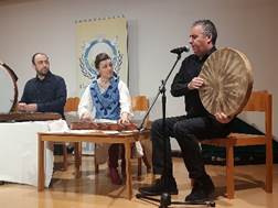 Ist mglicherweise ein Bild von 3 Personen, Personen, die sitzen, Personen, die stehen und Innenbereich