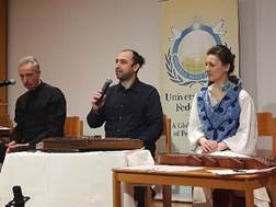 Ist mglicherweise ein Bild von 3 Personen, Personen, die stehen, Innenbereich und Text MES PEACE Univer Fed A Glol of Pe