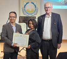 Ist mglicherweise ein Bild von 3 Personen, Personen, die stehen und Text UNIVERSAL PEACE Danke AG of AMBASSADOR FOR PEACE n - P
