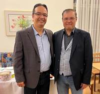 Ist mglicherweise ein Bild von 2 Personen, Personen, die stehen und Innenbereich