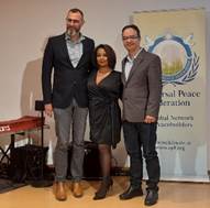 Ist mglicherweise ein Bild von 3 Personen, Personen, die stehen und Innenbereich