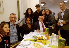 Ist mglicherweise ein Bild von 7 Personen, Personen, die sitzen und Innenbereich