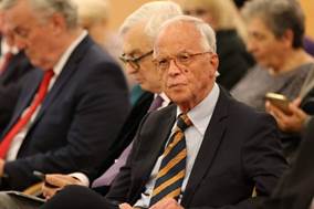 Ist möglicherweise ein Bild von 1 Person und sitzt