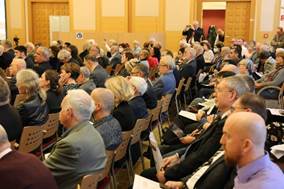 Ist möglicherweise ein Bild von 2 Personen und Personen, die stehen