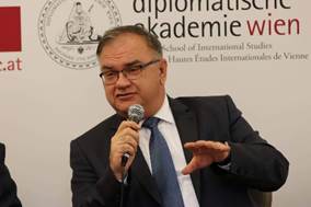 Ist möglicherweise ein Bild von 1 Person und Text „POUNDED .at 1Oh alpomasie kademie wien School of International Studies Hautes Études Internationales de Vienne“