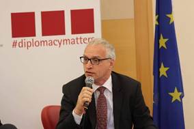 Ist möglicherweise ein Bild von 1 Person und steht