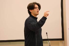 Ist möglicherweise ein Bild von 1 Person und steht