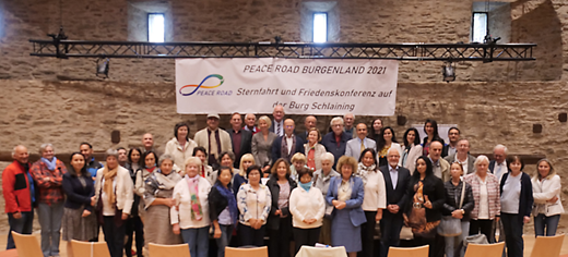 Ein Bild, das Text, Person, Menge, Auditorium enthlt.

Automatisch generierte Beschreibung