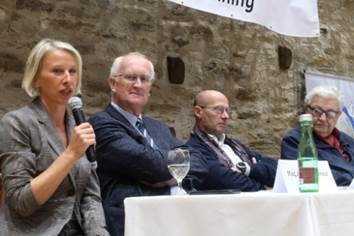 Ein Bild, das Text, Person, drauen, Personen enthlt.

Automatisch generierte Beschreibung