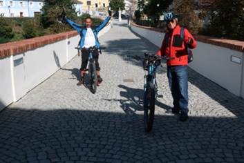 Ein Bild, das drauen, Baum, Fahrrad, Weg enthlt.

Automatisch generierte Beschreibung