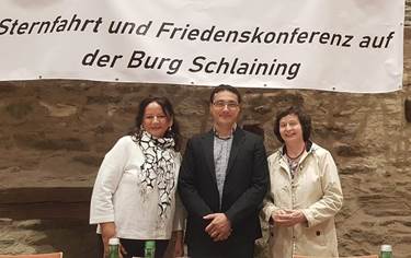 Ein Bild, das Text, Person, Mann, Schild enthlt.

Automatisch generierte Beschreibung