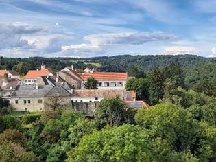 Ein Bild, das Baum, drauen, Haus, Schloss enthlt.

Automatisch generierte Beschreibung