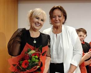 Ein Bild, das Person, Wand, drinnen, Frau enthlt.

Automatisch generierte Beschreibung