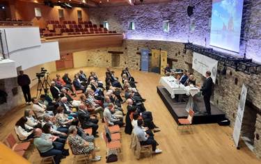 Ist mglicherweise ein Bild von 3 Personen, Innenbereich und Text UNCAV