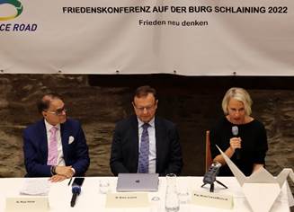 Ein Bild, das Text, Person, Tisch, drinnen enthlt.

Automatisch generierte Beschreibung