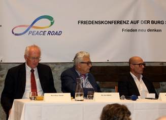 Ist mglicherweise ein Bild von 4 Personen und Text PEACE JREACERO ROAD FRIEDENSKONFERENZ AUF DER BURG Frieden neu denken Herr Pet Peter Haider Dr. Leo Gabriel