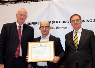 Ist mglicherweise ein Bild von 3 Personen, Personen, die stehen und Brille
