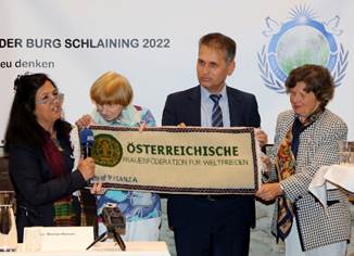 Ist mglicherweise ein Bild von 4 Personen, Personen, die stehen und Text