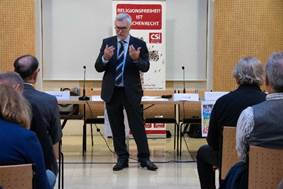 Ein Bild, das Person, Gebude, drinnen, Mann enthlt.

Automatisch generierte Beschreibung