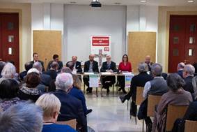 Ein Bild, das Person, drinnen, sitzend, Personen enthlt.

Automatisch generierte Beschreibung