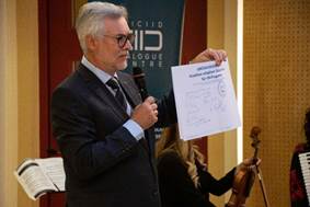 Ein Bild, das Person, drinnen, Mann, Anzug enthlt.

Automatisch generierte Beschreibung
