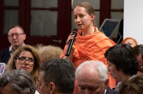 Ein Bild, das Person, Mann, Personen, Gruppe enthlt.

Automatisch generierte Beschreibung
