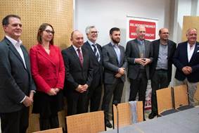 Ein Bild, das Person, Anzug, stehend, drinnen enthlt.

Automatisch generierte Beschreibung