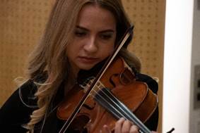 Ein Bild, das Person, Violine, tragen, Frau enthlt.

Automatisch generierte Beschreibung