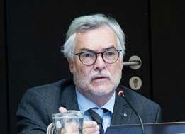Ein Bild, das Schrank, sitzend, Mann, Tisch enthlt.

Automatisch generierte Beschreibung