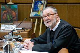 Ein Bild, das Person, Mann, Tisch, drinnen enthlt.

Automatisch generierte Beschreibung
