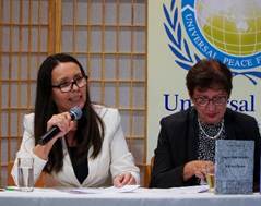 Ist möglicherweise ein Bild von 2 Personen, Personen, die lernen, Podium und Text „n NIVERSAL MA PEACE IIIII Un sal“