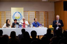 Ist möglicherweise ein Bild von 13 Personen, Podium und Text „EACe UnsalPe SalPe sal Pe Un“