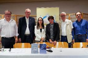 Ist möglicherweise ein Bild von 6 Personen und Text