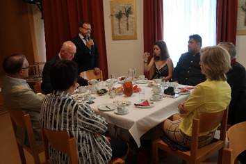 Ein Bild, das Tisch, Person, drinnen, Gruppe enthlt.

Automatisch generierte Beschreibung