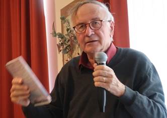Ein Bild, das Person, drinnen, Mann, haltend enthlt.

Automatisch generierte Beschreibung