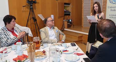 Ein Bild, das Text, Tisch, Person, Esstisch enthlt.

Automatisch generierte Beschreibung