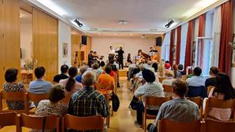 Ist mglicherweise ein Bild von 8 Personen, Personen, die lernen, Flte und Violine