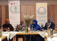 Ein Bild, das Text, Tisch, Person, Restaurant enthält.
Automatisch generierte Beschreibung